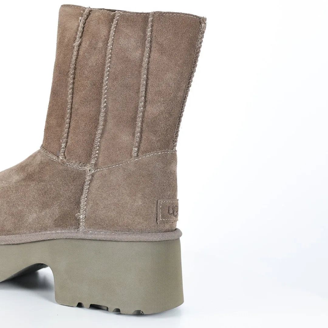 Pick up locally 💰700 Core recommended good price It is a very suitable choice for home furnishings. In the new year, uug launched a series of styles, which are partial to the preferences of young consumers and have also moved to the forefront of fashion trends. Shoe body material: water-repellent coated suede upper, 17 mm UGGPURE™ implantable wool insole, lightweight non-slip and comfortable rubber outsole, with brand LOGO and trademark, with full packaging Size: 35 36 37 38 39 40